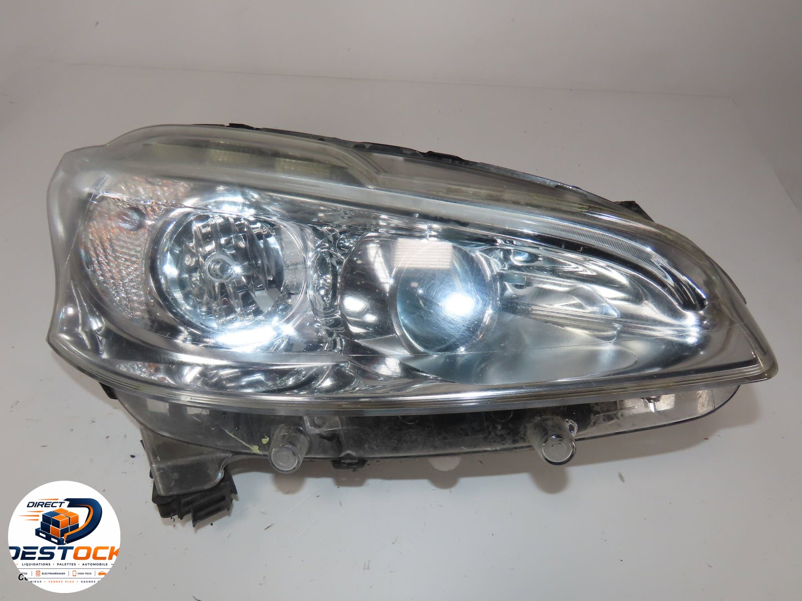 Phare droit Peugeot 208 I (CA_, CC_) 1.6 hdi (2012) 5 portes occasion