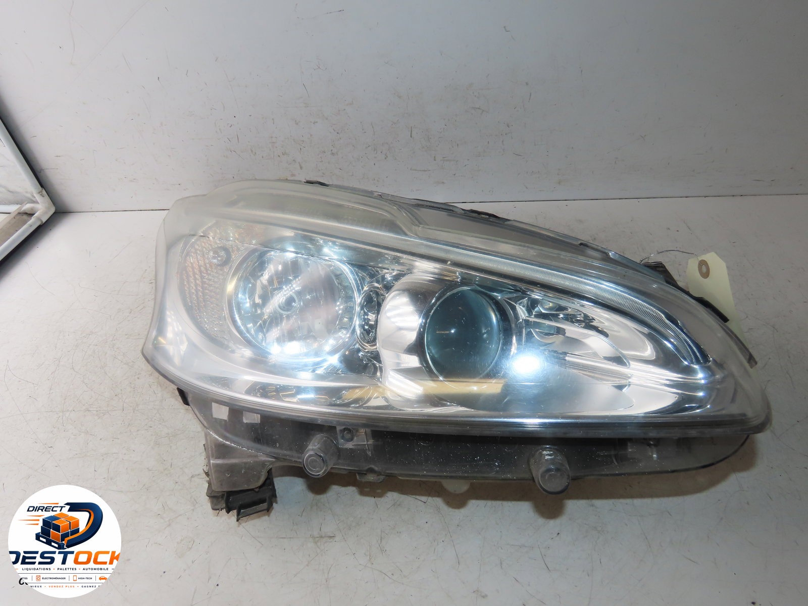 Phare droit Peugeot 208 I (CA_, CC_) 1.6 (2012) occasion