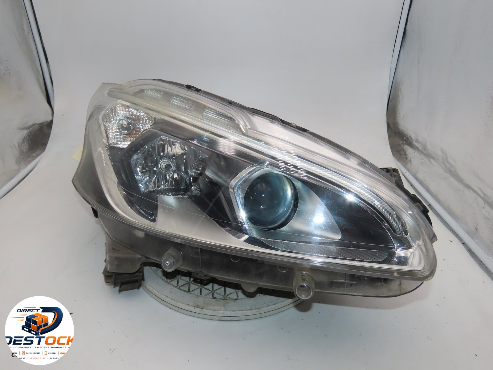 Phare droit Peugeot 208 I (CA_, CC_) 1.5 bluehdi 100 (2018) occasion
