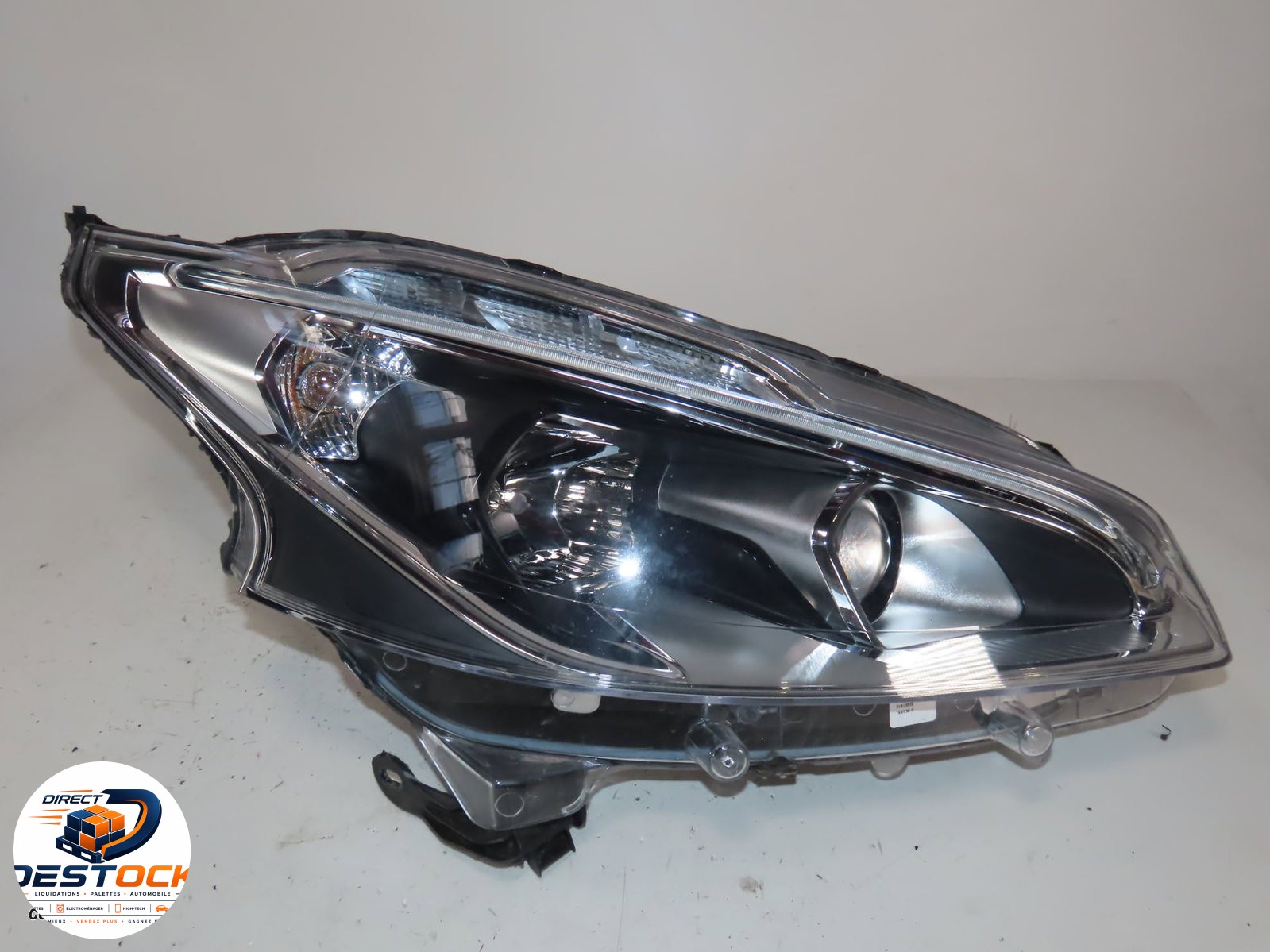 Phare droit Peugeot 208 I (CA_, CC_) 1.2 puretech 82 (2018) occasion